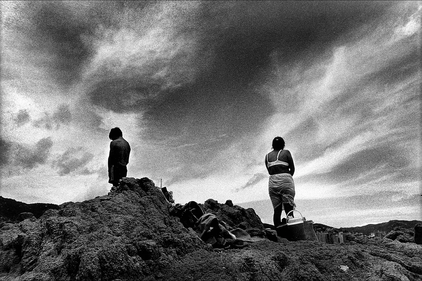 Dos siluetas contra el cielo
